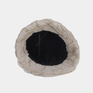 Cappello pescatore in eco-pelliccia beige con fodera morbida e coulisse interna regolabile