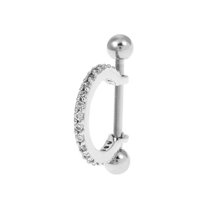 Nahaufnahme eines silbernen Piercing-Steckers mit mikrogefassten weißen Zirkoniasteinen