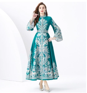 Détail de l'imprimé floral baroque et manches trompette sur une robe longue vintage