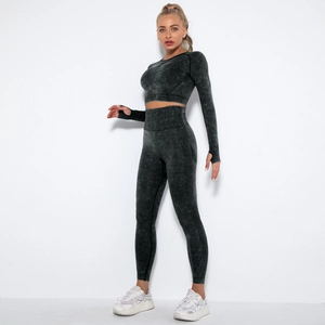 Detail von nahtlosem Gym-Set in Anthrazit mit Daumenlöchern und hoch tailliertem Push-up-Schnitt