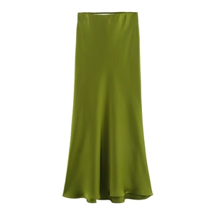 Détail de la texture satinée vert olive lisse et du drapé de la jupe longue