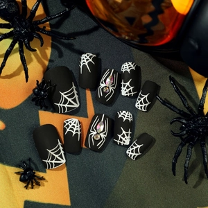Schwarze matte Halloween-Nägel zum Aufkleben mit Spinnennetz-Design und bunten Strasssteinen