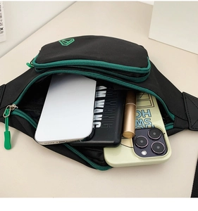 Draufsicht der offenen Umhängetasche mit Platz für Handy, Notizbuch und Lippenstift