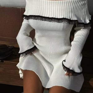 Vestido de punto acanalado blanco con hombros descubiertos, encaje negro y manga larga