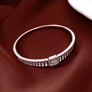 Bracelet ajouré carré plaqué or 18 carats avec texture tissée et détails zircon