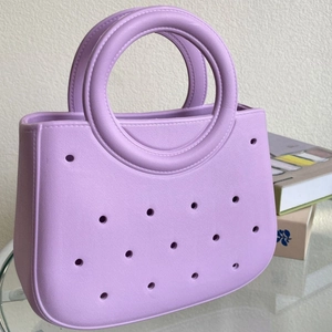 Sac de plage tendance en EVA violet avec trous et poignées rondes en intérieur