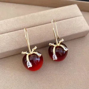 Eleganti orecchini a ciliegia con frutti in resina rossa e foglie di zircone dorate