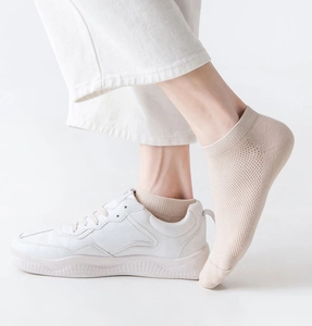 Vue détaillée de chaussettes courtes beiges en maille respirante pour hommes avec baskets