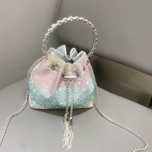 Dettaglio della borsa a secchiello con strass colorati sfumati e lunghe nappine di lusso