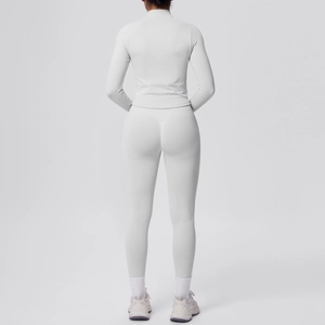 Vista posteriore del set da yoga grigio con maglia attillata e leggings a vita alta coordinati