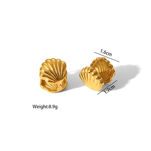 Vue détaillée de boucles d'oreilles dorées en forme de coquillage mesurant 1,6 cm sur 1,7 cm