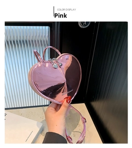 Detail der rosa herzförmigen Umhängetasche mit Metallic-Finish und Herz-Reißverschluss