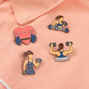 Broches émaillées de fitness avec haltères et citations sur fond denim rose