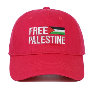 Dettaglio ricamo Free Palestine e bandiera nazionale su cappellino in cotone rosso da baseball