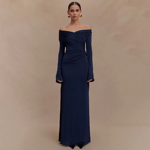 Détail de la robe moulante bleu marine avec fronces, col en V et manches longues