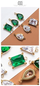 Vue macro des connecteurs de pendentif en émeraude et zircon avec double boucle
