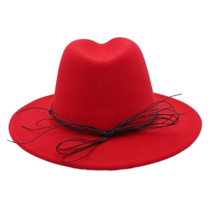 Détail d'un chapeau fedora rouge en laine avec garniture corde noire et couronne en cœur