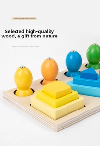 Detail von Montessori Holz-Stapelspielzeug mit bunten geometrischen Formen und Fischen