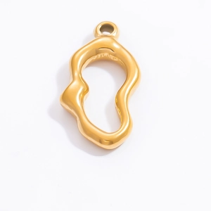 Vue détaillée d'un pendentif irrégulier en acier inoxydable plaqué or 18 carats