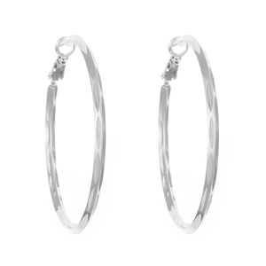 Détail de boucles d'oreilles créoles argentées avec texture facettée et fermoir à cliquet