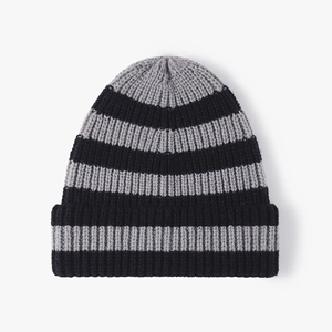 Bonnet en maille rayée noir et gris pour femme, épais et chaud avec revers