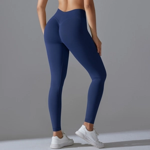 Detailansicht der tiefblauen High-Waist Seamless-Yogahose mit Scrunch-Butt-Effekt