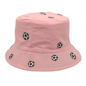 Detailansicht eines rosa Anglerhuts mit gestickten schwarz-weißen Fußballmustern
