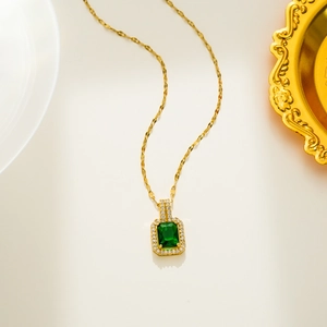 Détail d'un pendentif en zircon vert émeraude sur un collier en cuivre plaqué or 18 carats