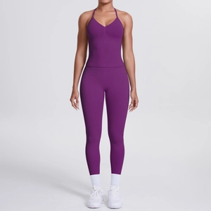 Nahaufnahme der lila High-Waist-Yogahose und des V-Ausschnitt-Tops mit Raffungen