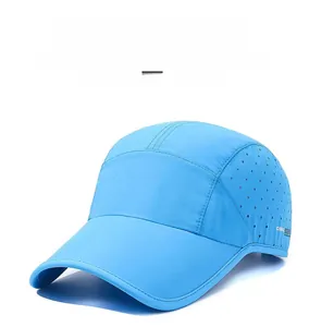 Détail de la casquette de baseball bleu clair avec trous de ventilation au laser