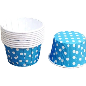 Dettaglio di pirottini per muffin blu a pois con bordi arrotolati e impilati