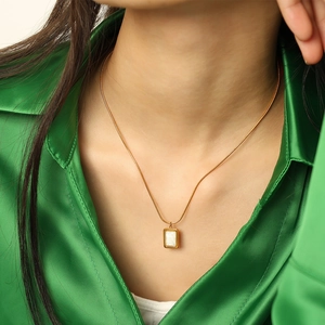 Collier double rang doré élégant avec un pendentif rectangulaire en nacre blanche