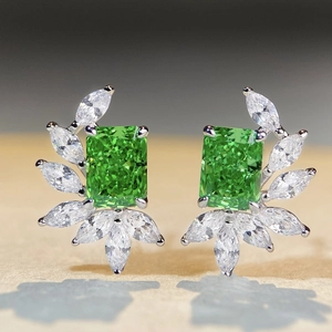 Eleganti orecchini a lobo verde smeraldo con pietre rettangolari e cristalli bianchi
