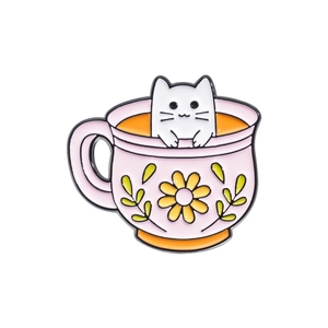 Mignonne broche émaillée chat blanc dans une tasse de thé rose avec marguerites