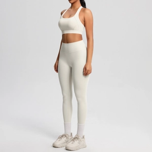 Vista lateral del conjunto de yoga de cintura alta crema con sujetador deportivo para fitness