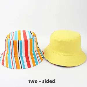 Bob réversible en coton avec rayures colorées et design jaune uni classique