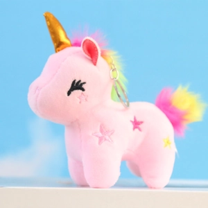 Dettaglio del portachiavi unicorno di peluche rosa con corno dorato e criniera colorata