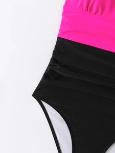 Dettaglio ravvicinato del costume intero bicolore rosa e nero con arricciature laterali