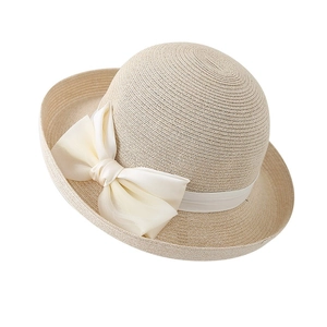 Elegante Franse strooien zonnehoed voor dames met een crème zijden strik.