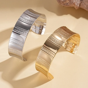 Bracelets géométriques minimalistes en métal texturé finitions or et argent