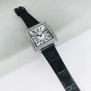 Reloj cuadrado plateado con bisel de cristal y correa de cuero negro de lujo