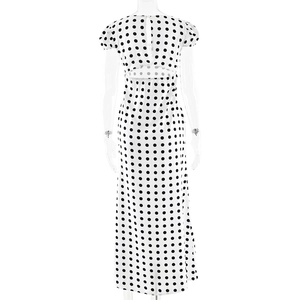 Vue arrière d'une robe en satin à pois blancs avec manches bouffantes et dos évidé