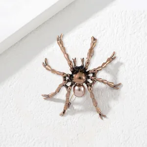 Broche araignée punk en bronze avec perle blanche et yeux en cristaux noirs