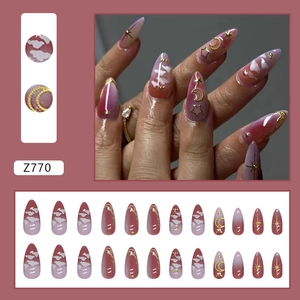 Faux ongles amande dégradé rose violet avec nuages blancs et breloques étoile lune or