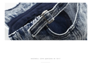 Dettaglio della fibbia in metallo regolabile sul cappello da baseball in denim blu lavato