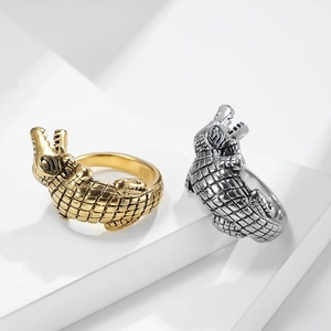 Anillos de cocodrilo vintage de acero de titanio en oro y plata sobre fondo blanco
