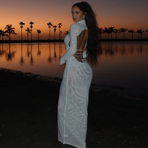 Robe longue blanche sexy en maille à dos nu avec laçage croisé au coucher du soleil