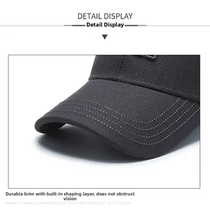 Dettaglio della visiera del cappello nero con cuciture rinforzate e rivestimento modellato
