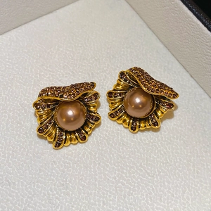 Vue détaillée des boucles d'oreilles vintage en nacre avec perles champagne et strass bruns