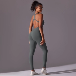 Details des graugrünen Yoga-Jumpsuits mit gekreuzten Trägern und Rückenausschnitt